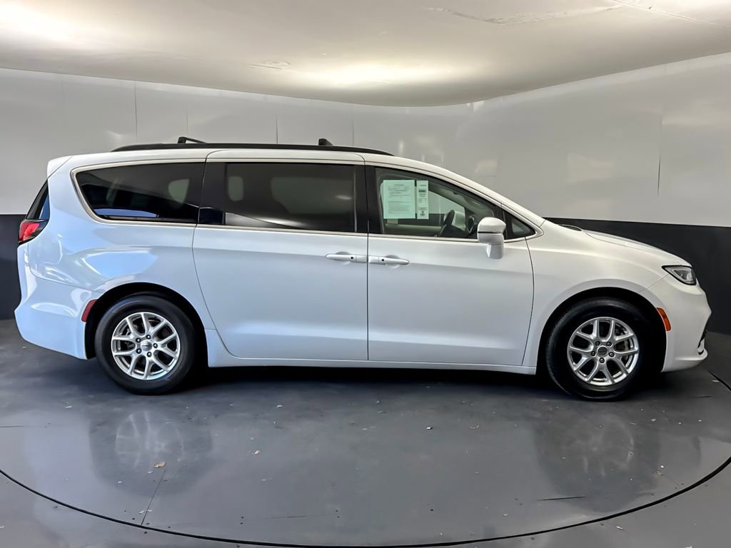 Used 2022 Chrysler Pacifica Touring-L FWD image 2