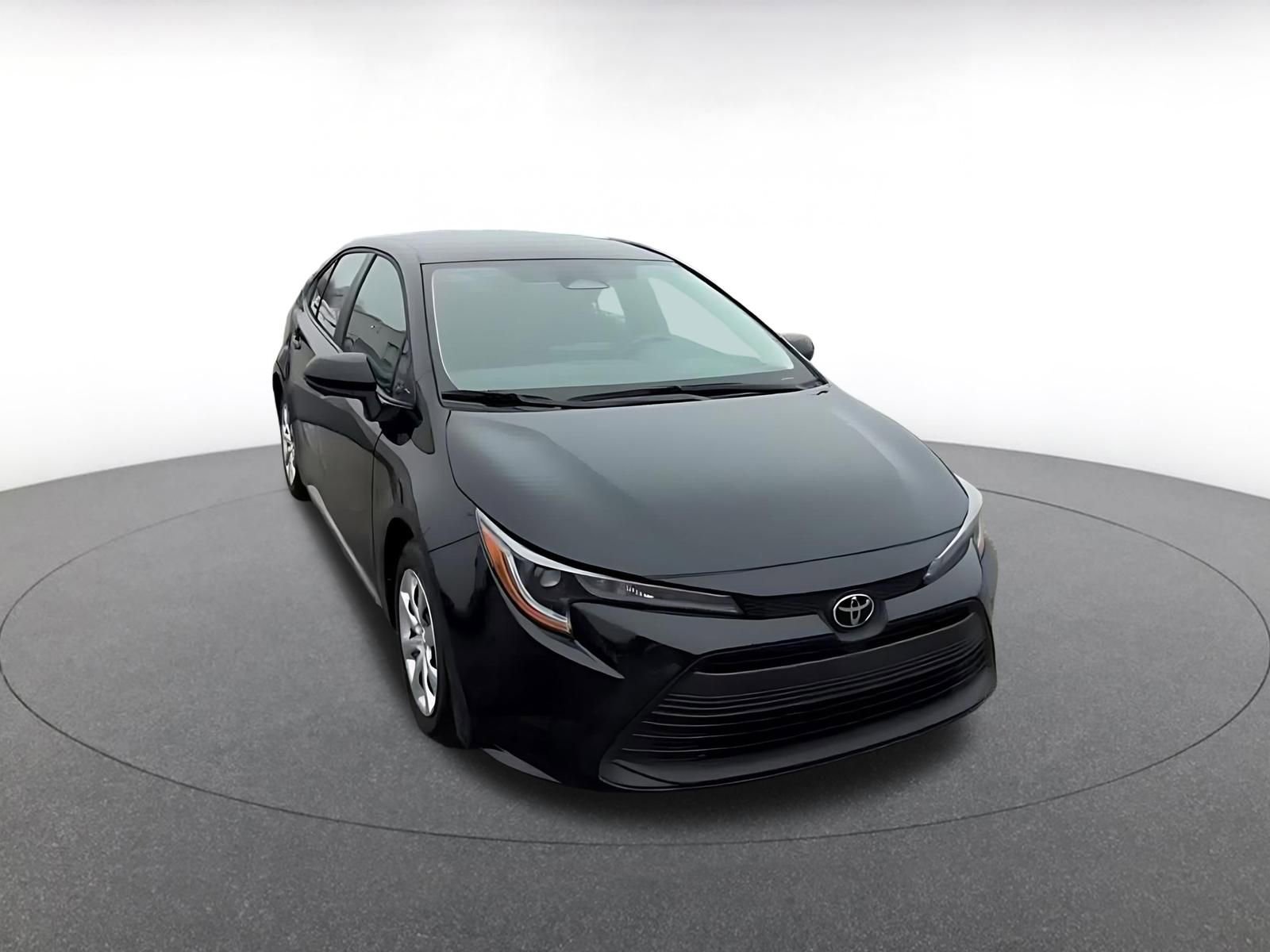 Used 2025 Toyota Corolla LE image 3