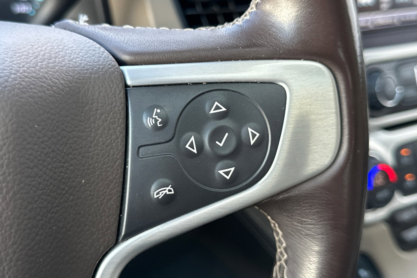 Used 2020 GMC Yukon XL SLT w/ Value Plus Edition image 38