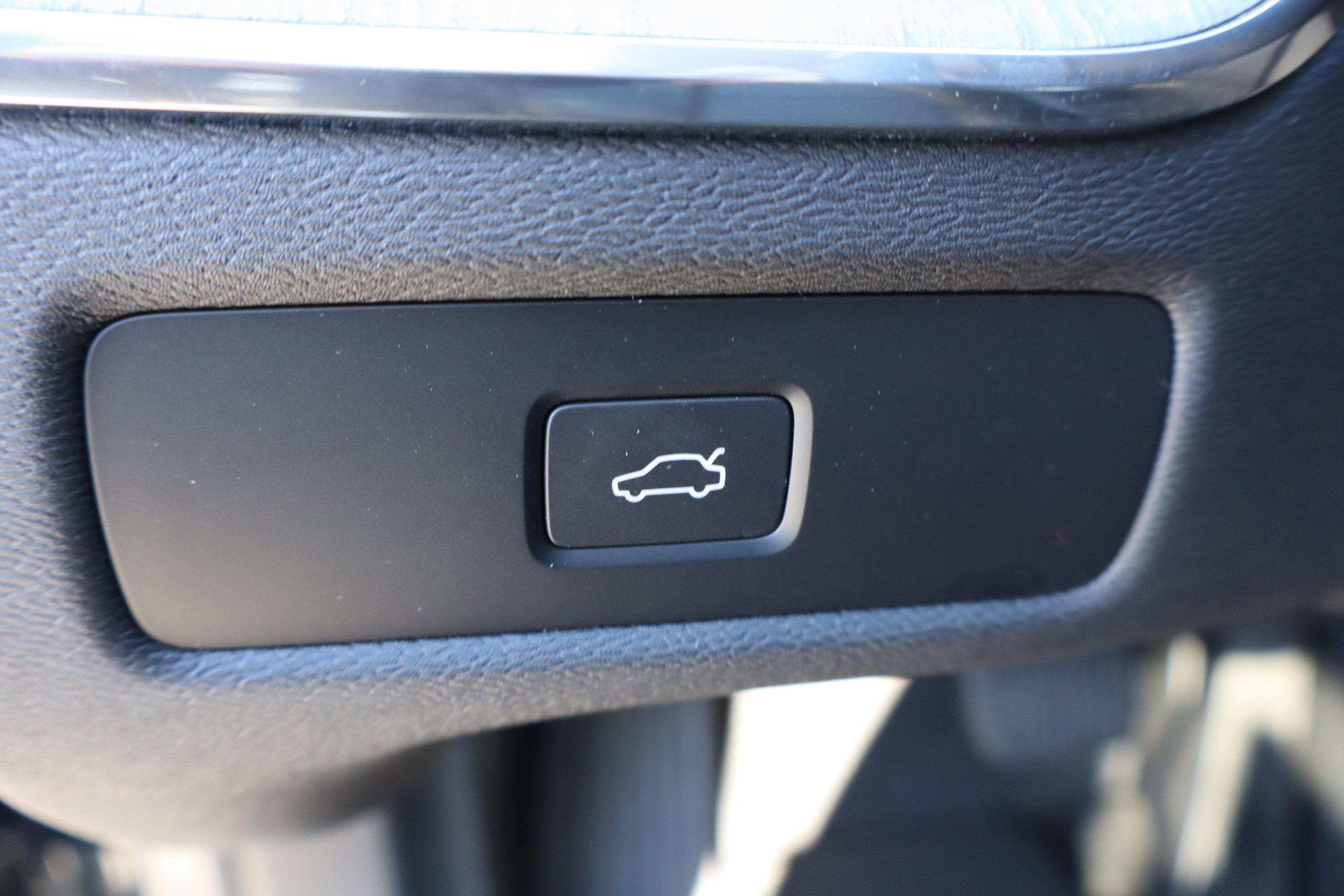 Used 2025 Volvo XC60 B5 Plus image 19