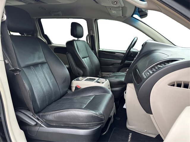 Used 2014 Chrysler Town & Country Touring FWD image 47