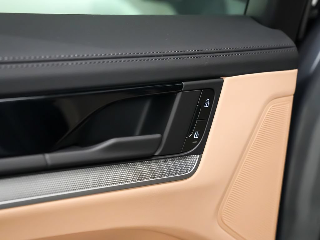 New 2026 Porsche Cayenne Coupe AWD/4WD image 15