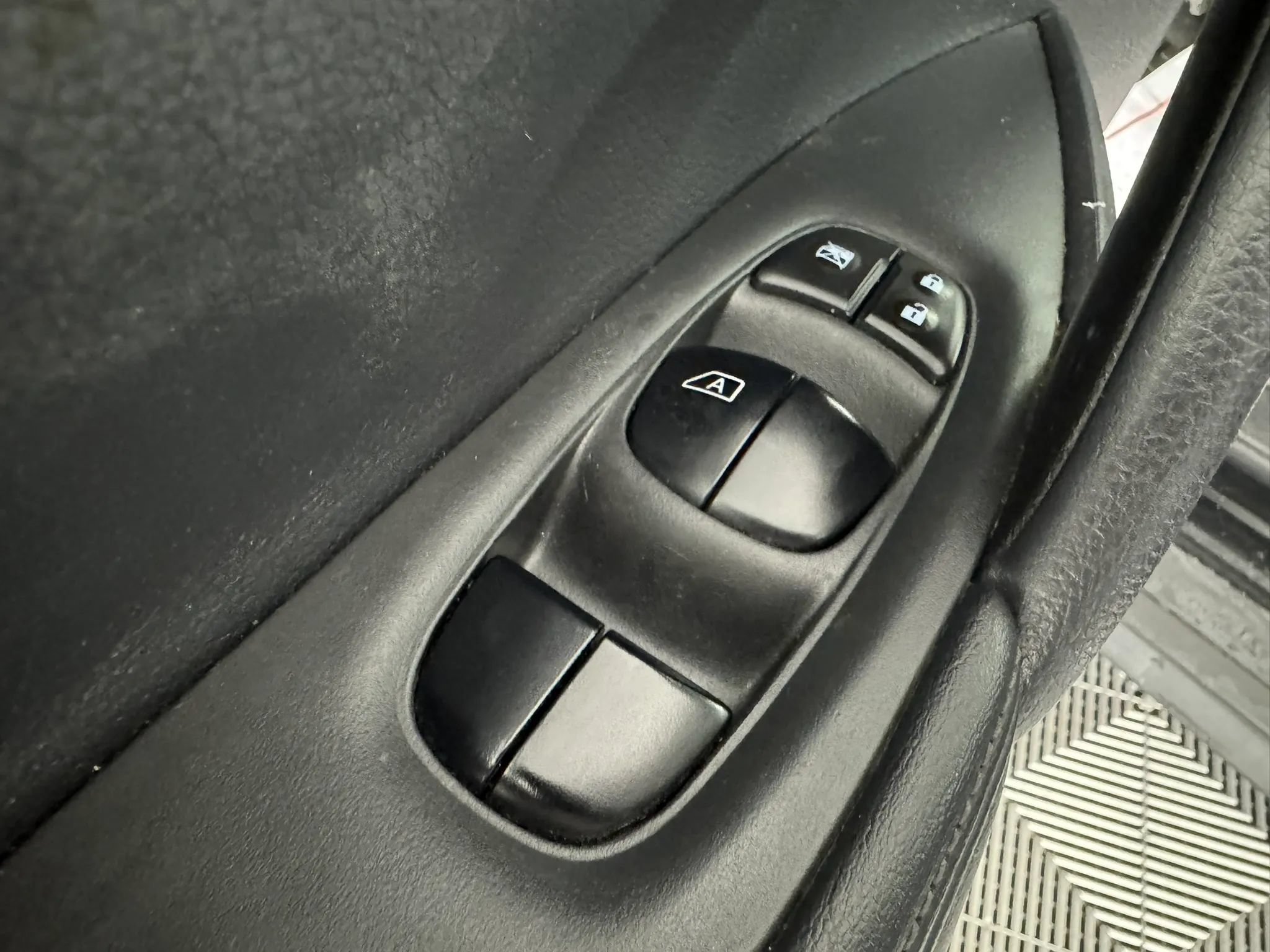 Used 2019 Nissan Rogue S AWD/4WD image 34