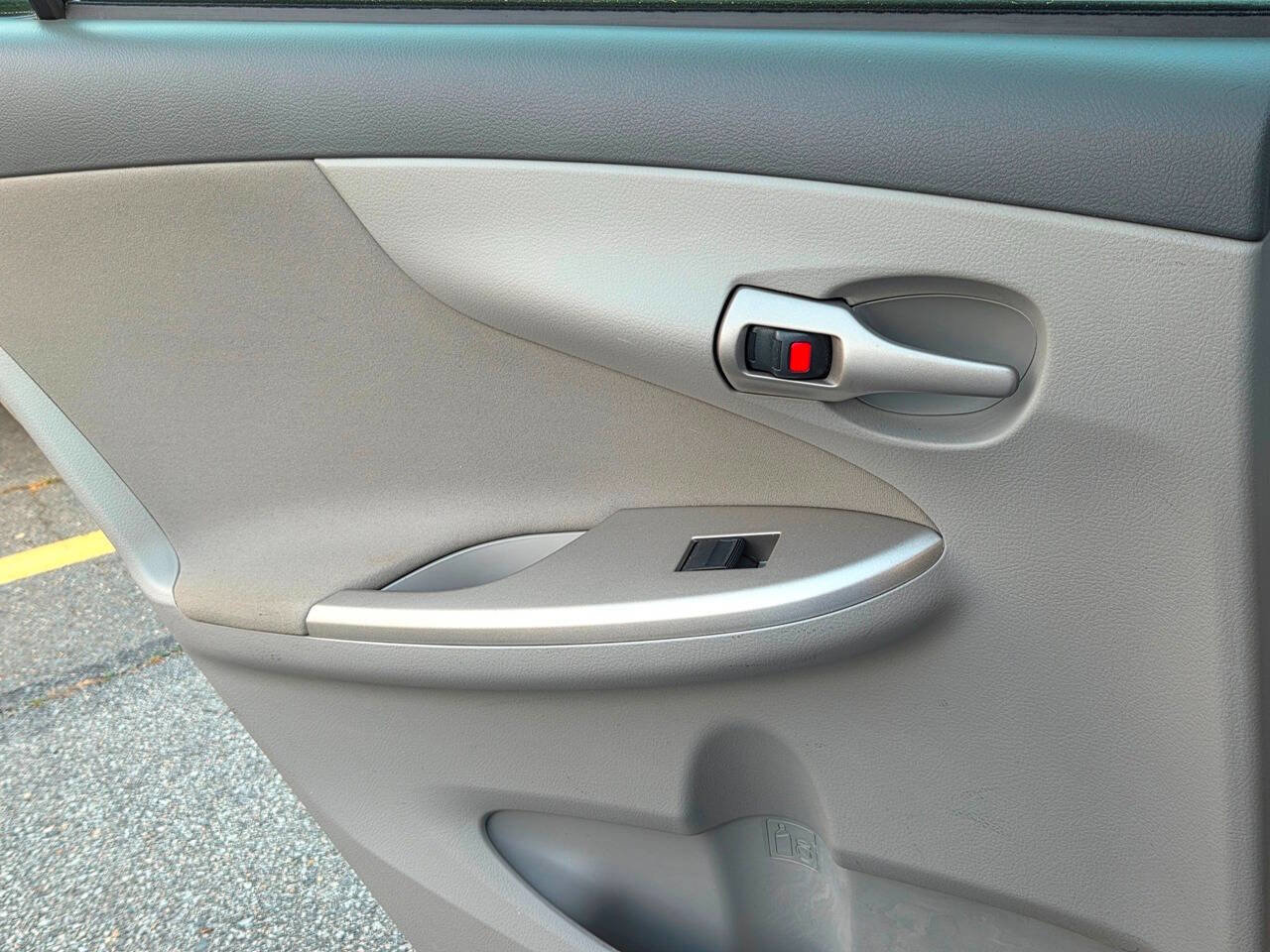 Used 2010 Toyota Corolla LE FWD image 12