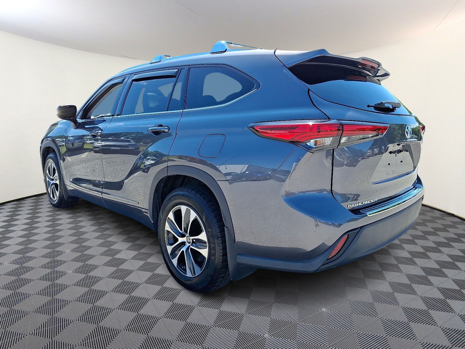 Used 2020 Toyota Highlander XLE AWD/4WD image 4