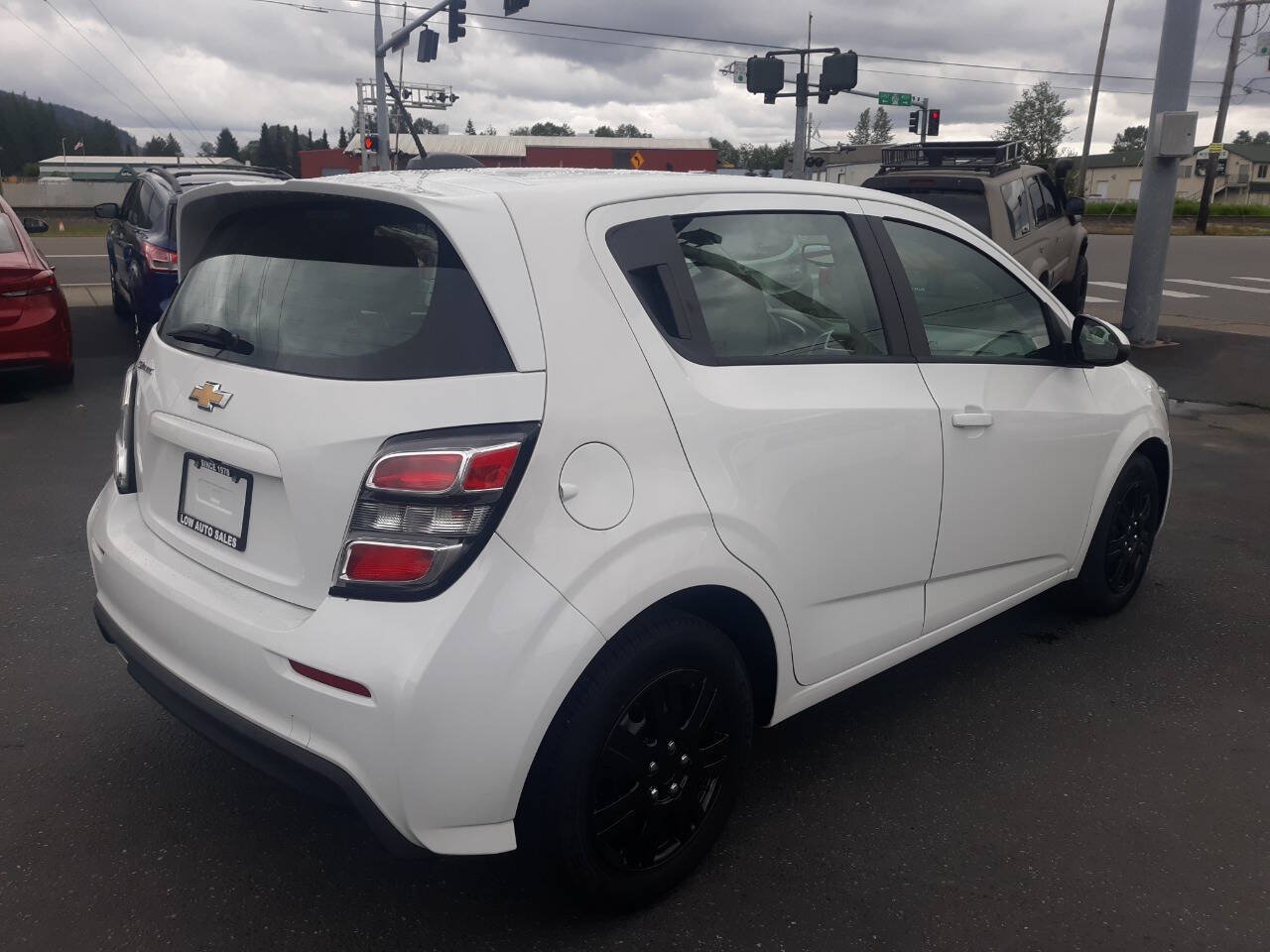 Used 2017 Chevrolet Sonic LT FWD image 3