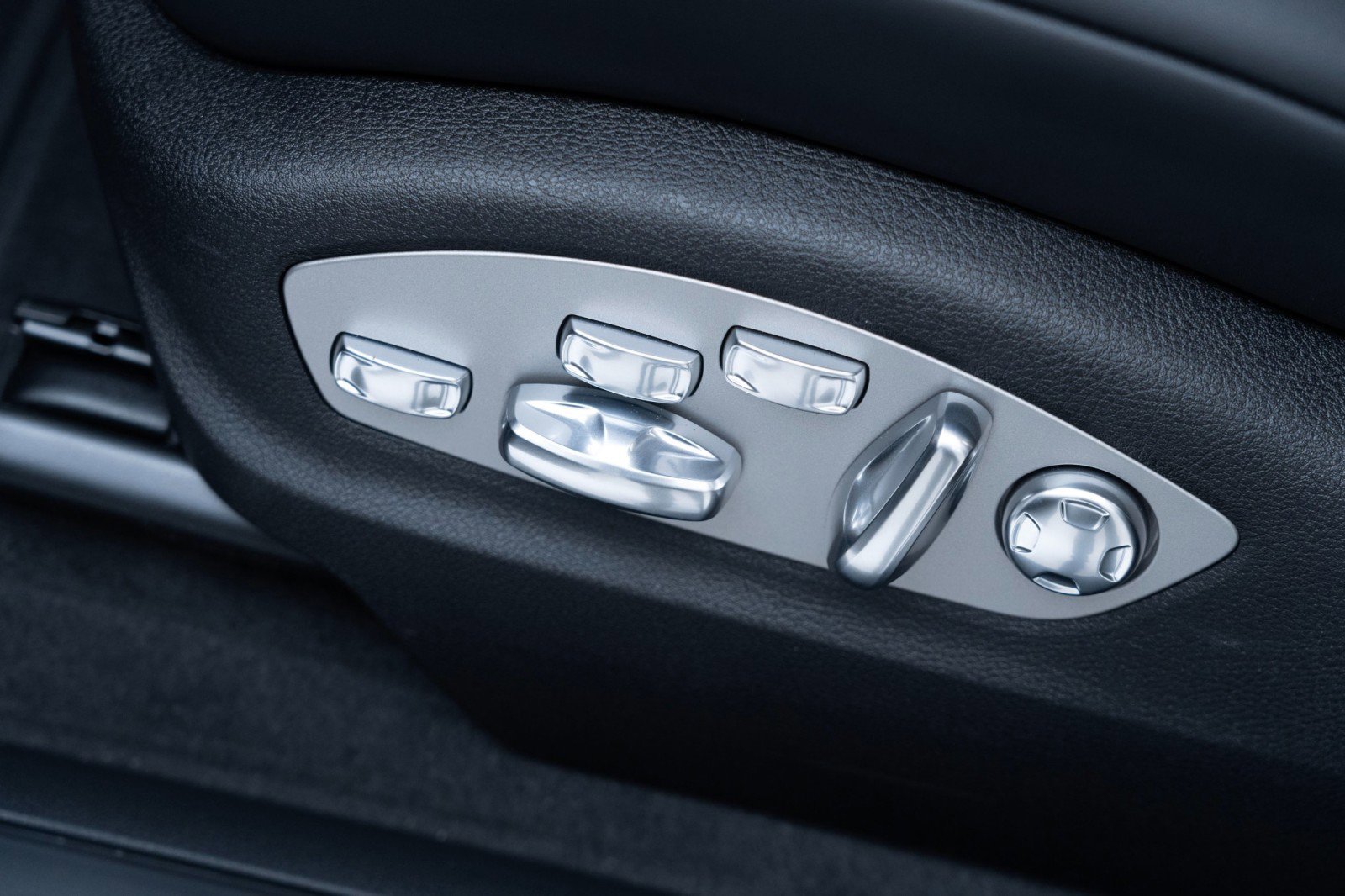 New 2025 Porsche Macan image 15