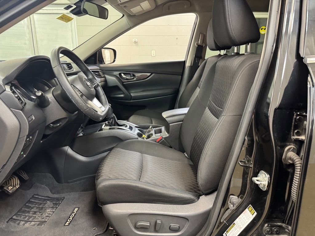 Used 2020 Nissan Rogue SV image 12