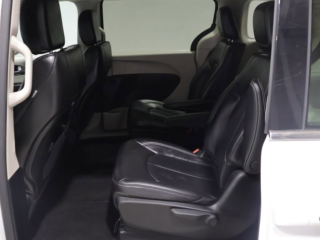 Used 2023 Chrysler Pacifica Touring-L image 7