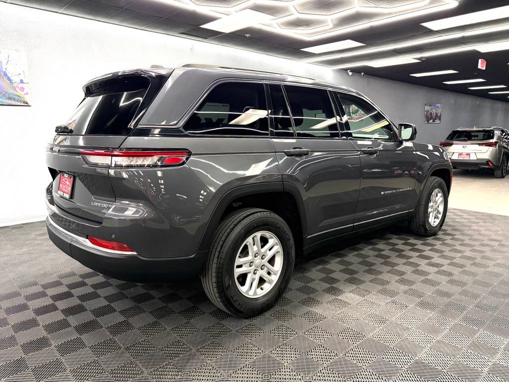Used 2022 Jeep Grand Cherokee Laredo w/ Luxury Tech Group I RWD image 15