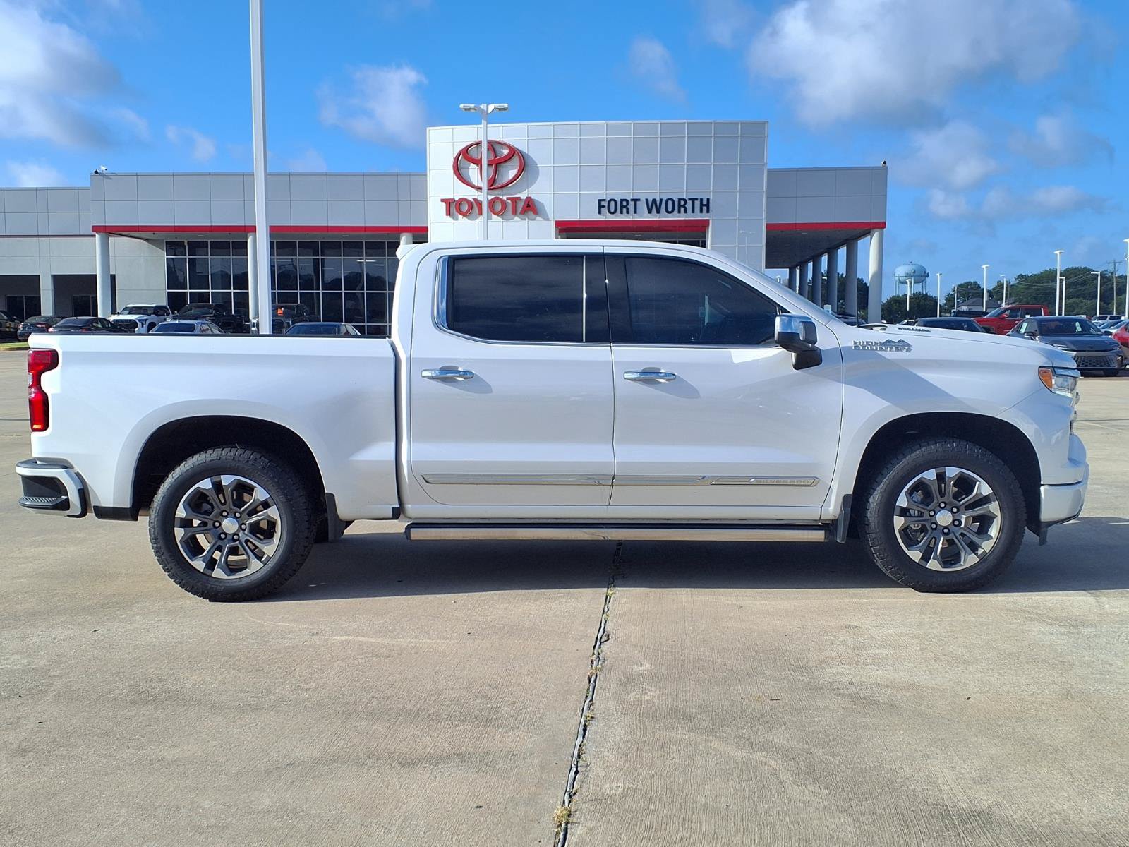 Used 2023 Chevrolet Silverado 1500 High Country w/ Technology Package AWD/4WD image 10
