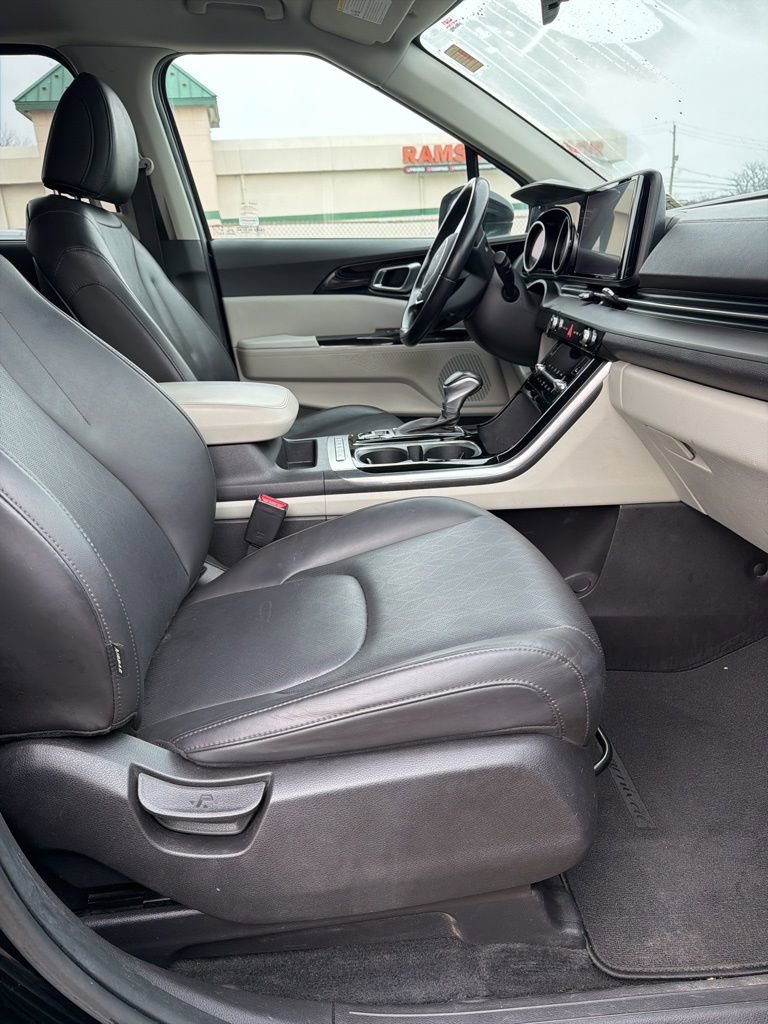 Used 2022 Kia Carnival EX image 9