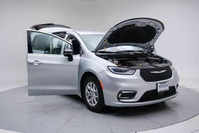Used 2024 Chrysler Pacifica Touring-L image 15