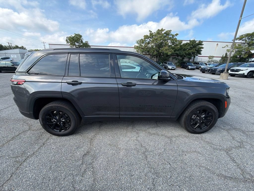 Used 2024 Jeep Grand Cherokee Laredo AWD/4WD image 2