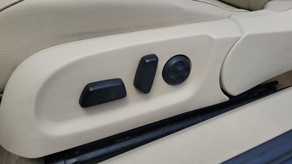 Used 2012 Volkswagen Eos Komfort FWD image 18