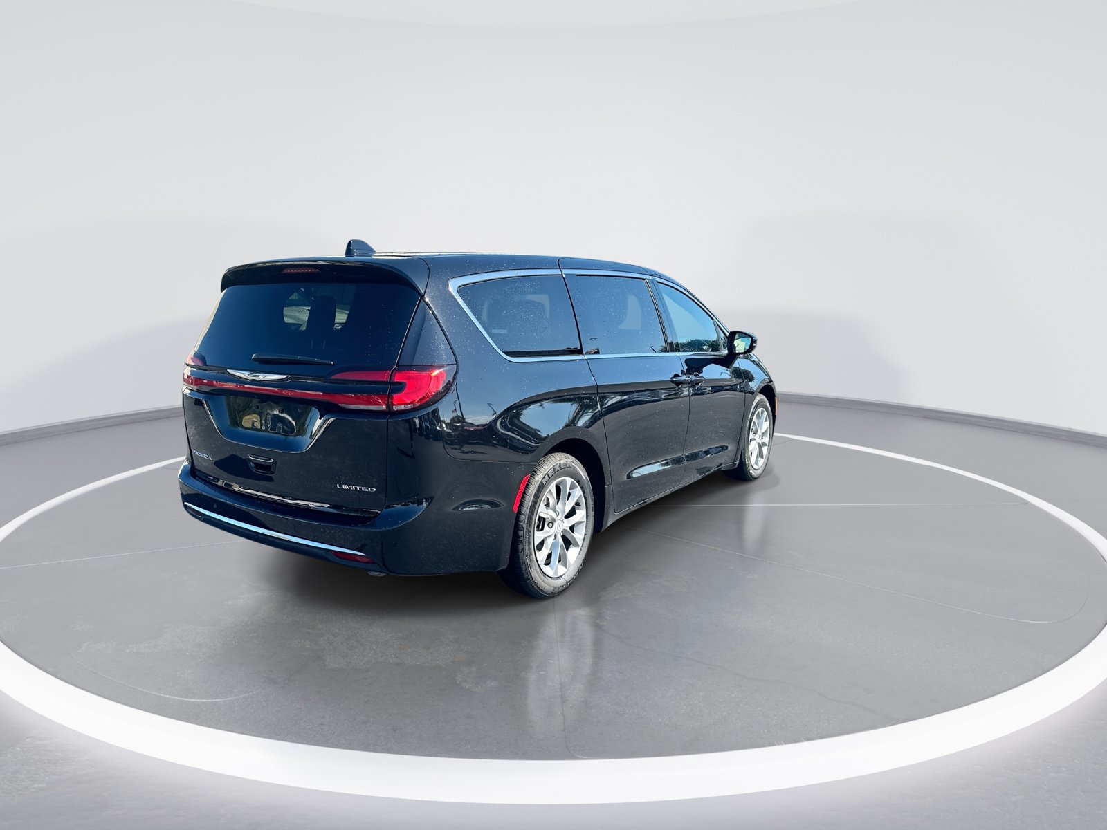 Used 2026 Chrysler Pacifica Limited FWD image 9