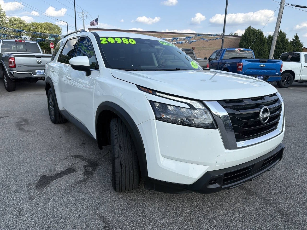 Used 2024 Nissan Pathfinder SV AWD/4WD image 3