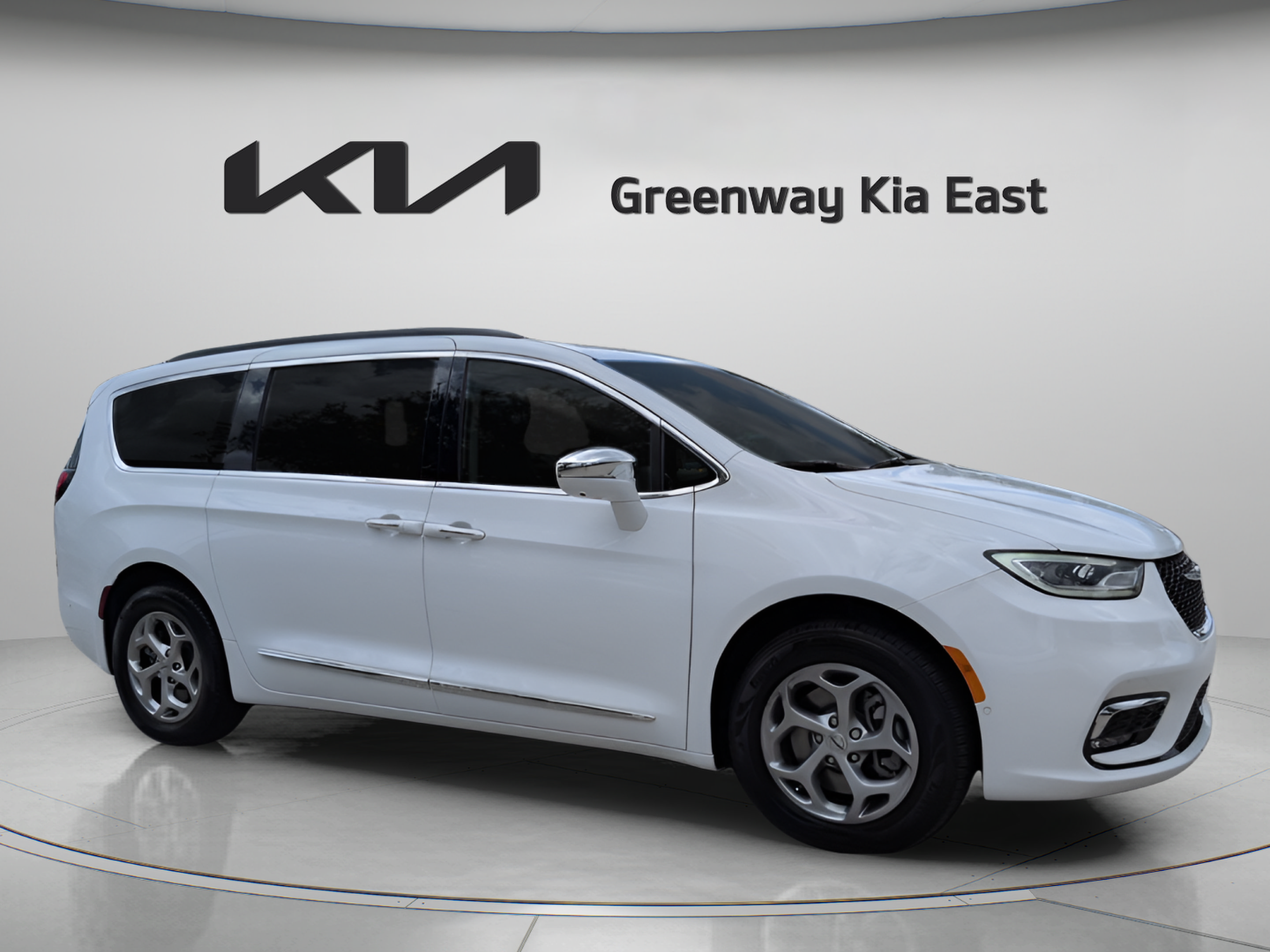 Used 2022 Chrysler Pacifica Limited AWD/4WD image 3