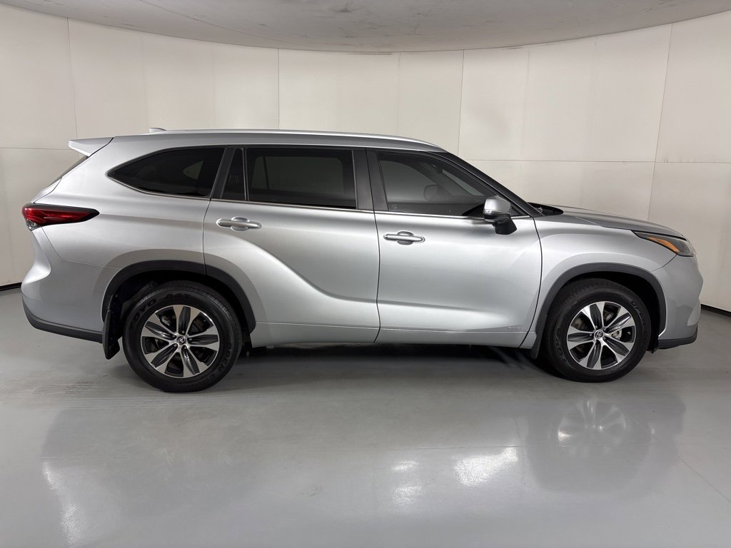 Used 2023 Toyota Highlander XLE image 9