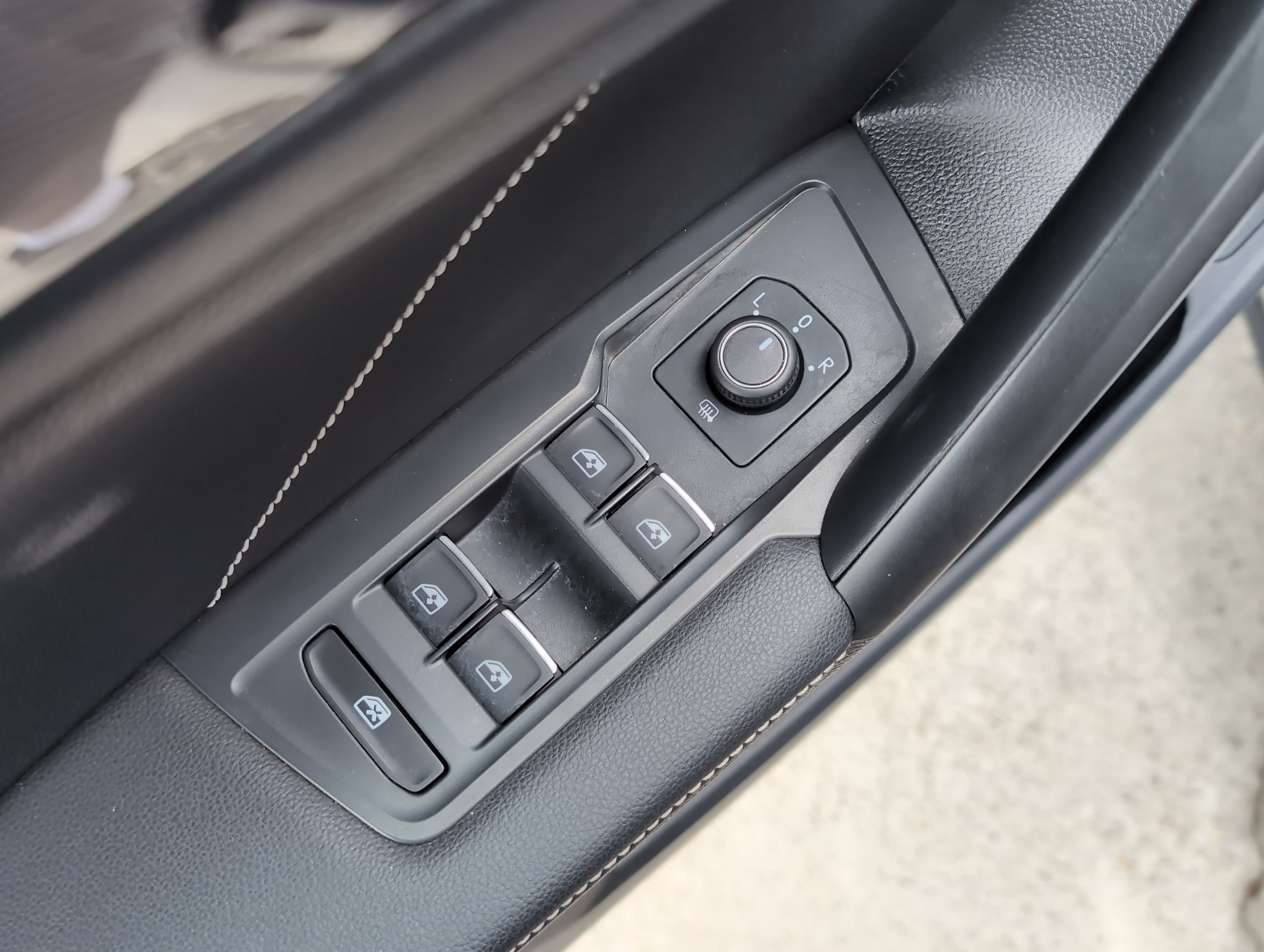 Used 2024 Volkswagen Tiguan SE R-Line FWD image 15