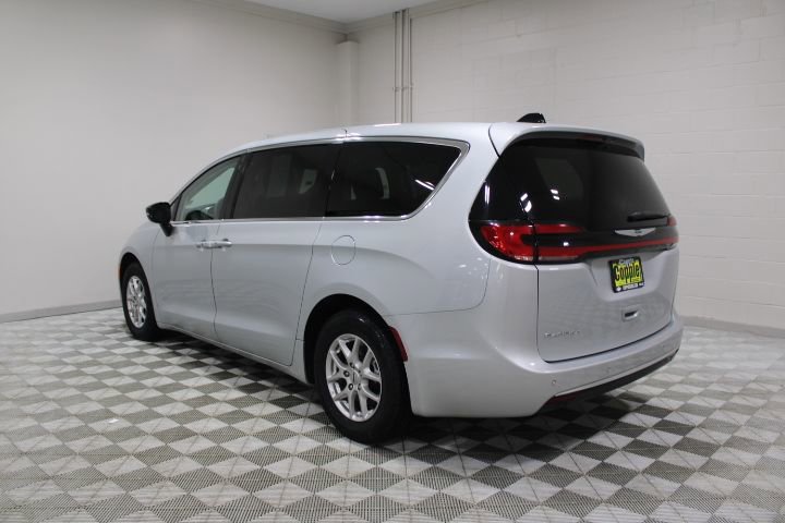 Used 2024 Chrysler Pacifica Touring-L image 9