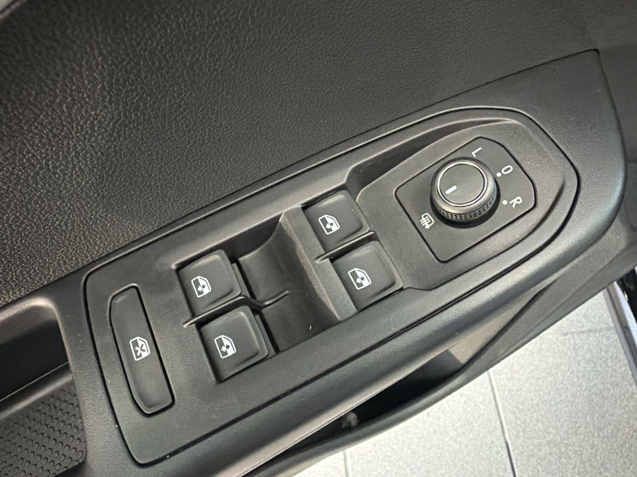 New 2026 Volkswagen Taos SE FWD image 14