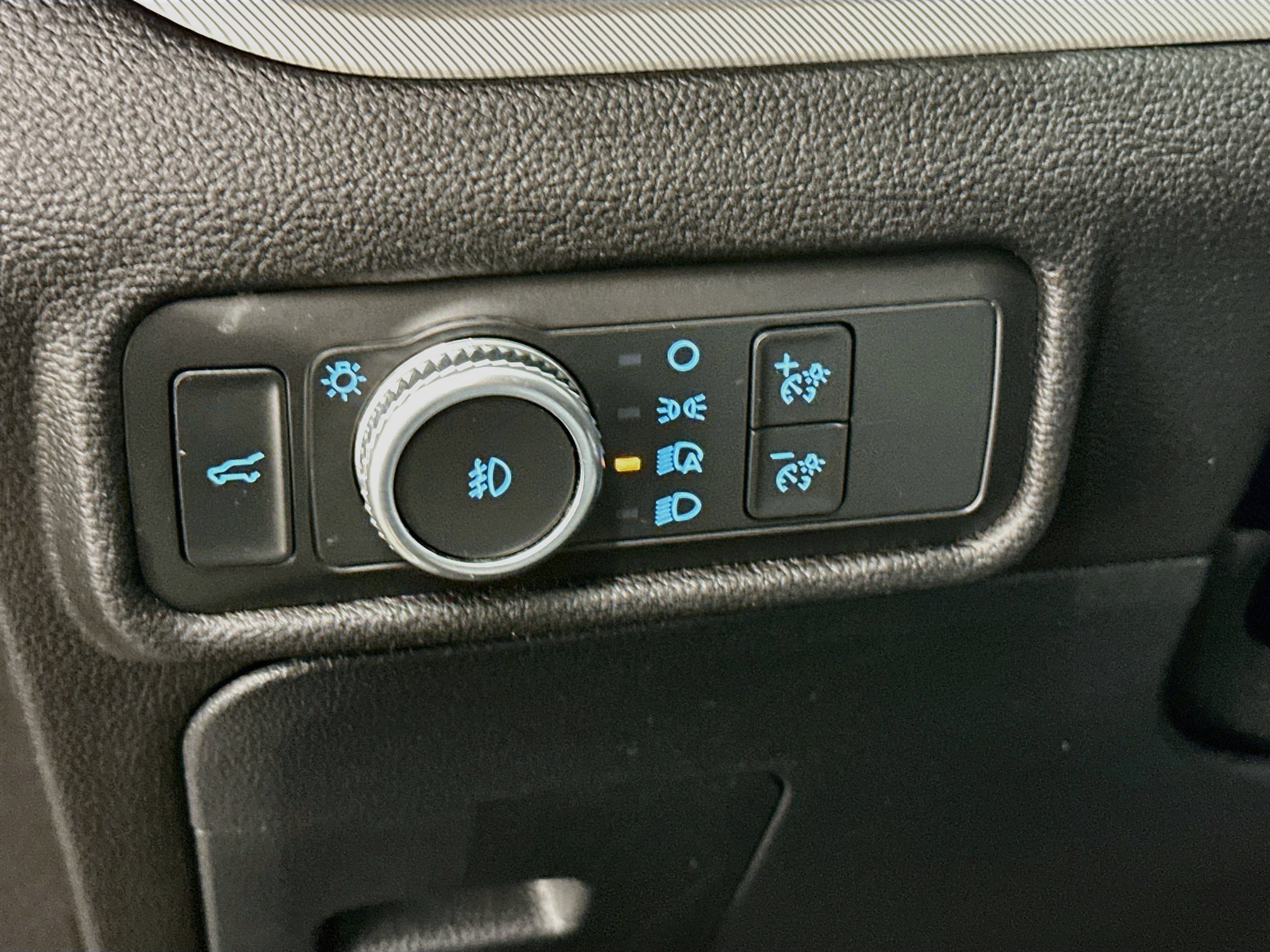 Used 2021 Ford Explorer XLT w/ Equipment Group 202A AWD/4WD image 17