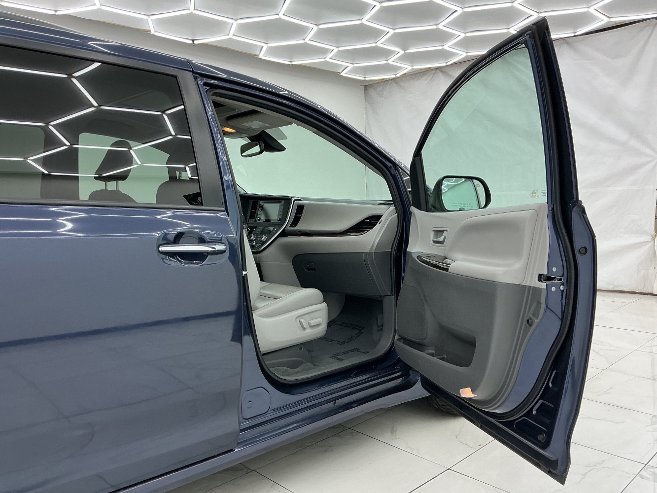 Used 2020 Toyota Sienna XLE AWD/4WD image 17