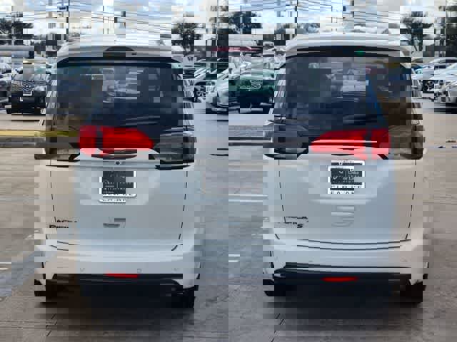 Used 2020 Chrysler Pacifica Touring-L Plus image 5