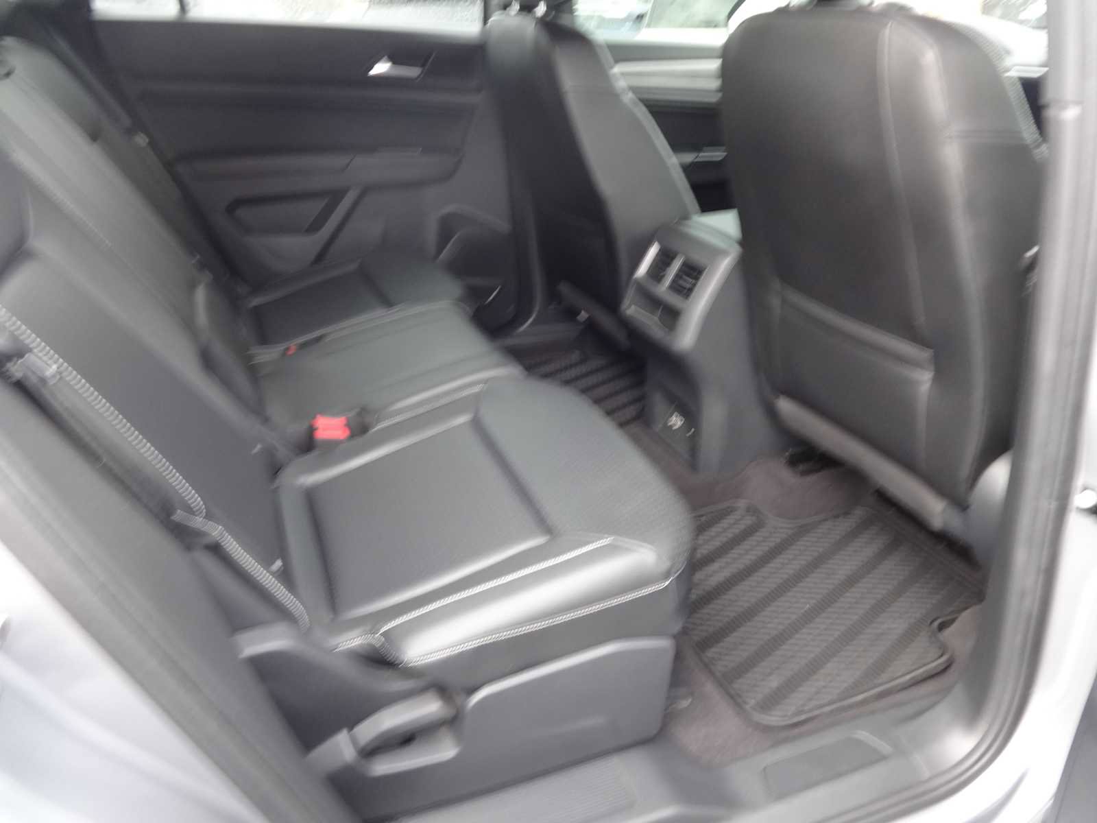 Used 2020 Volkswagen Atlas Cross Sport SE w/ Towing Package image 11