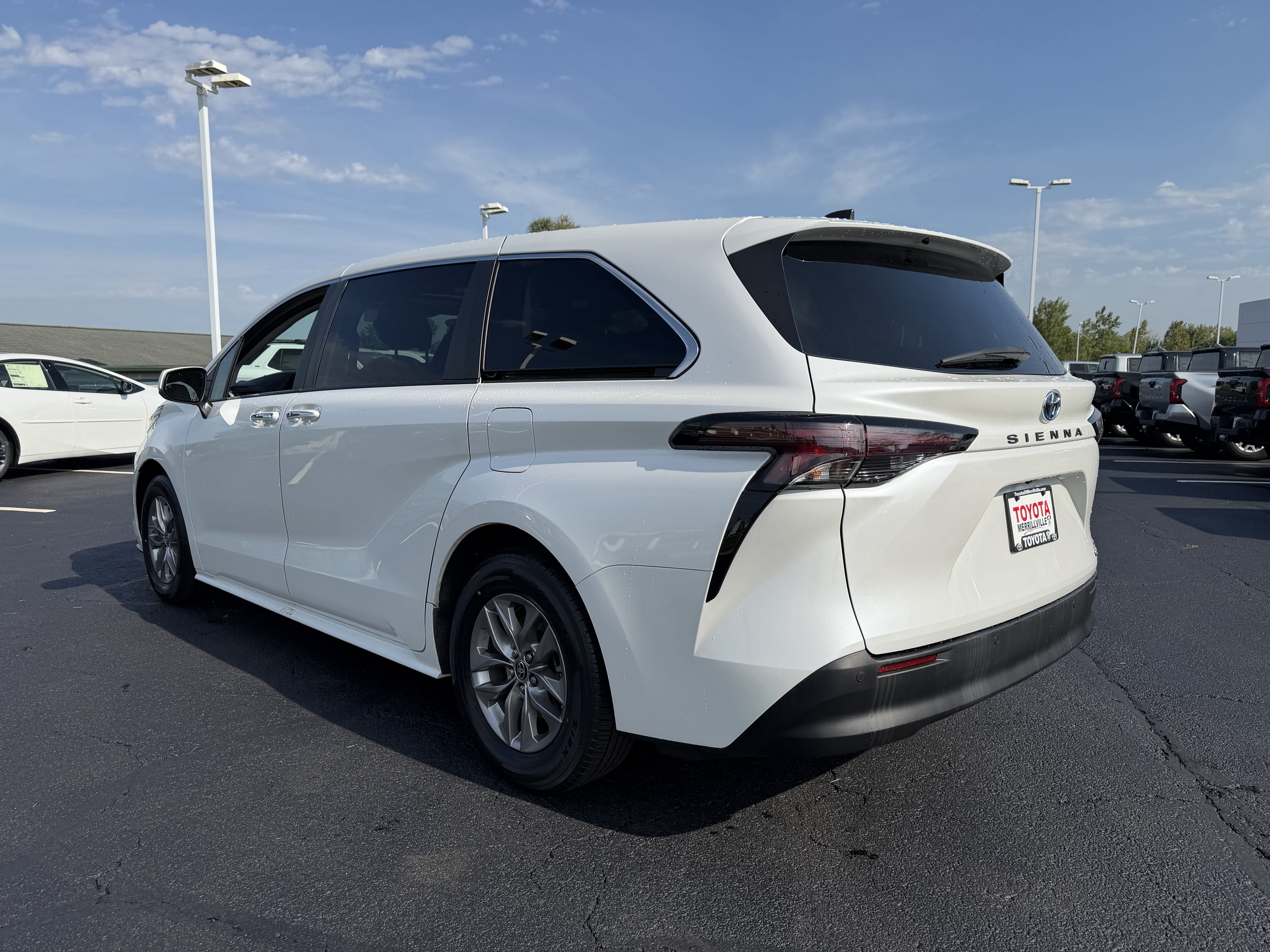 Certified 2024 Toyota Sienna XLE FWD image 6