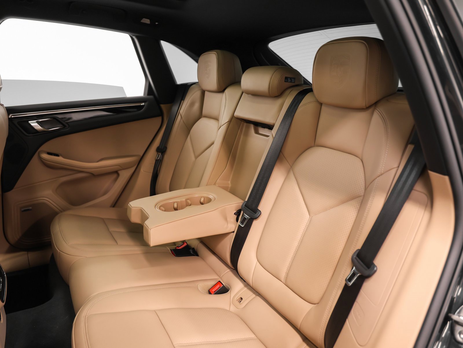 Used 2025 Porsche Macan image 36