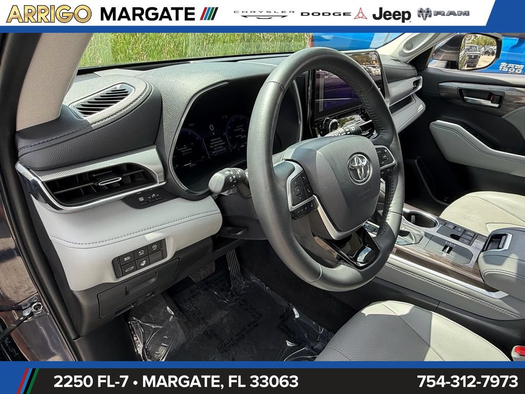 Used 2024 Toyota Highlander Platinum FWD image 10