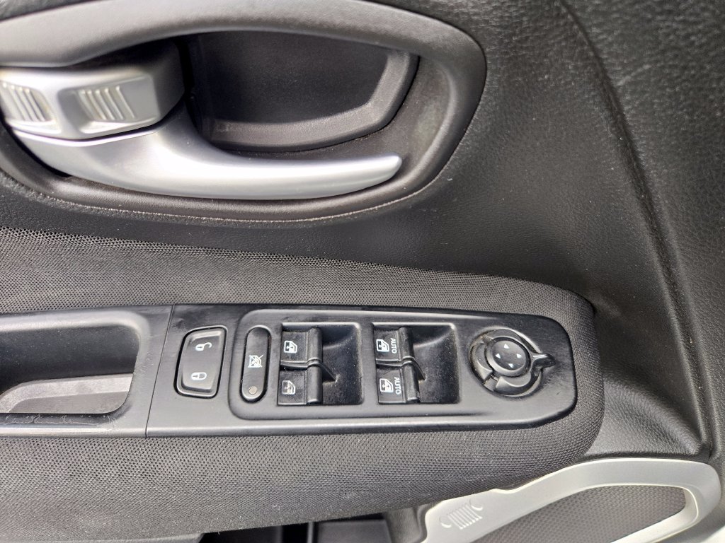 Used 2019 Jeep Renegade Latitude w/ Cold Weather Group AWD/4WD image 12
