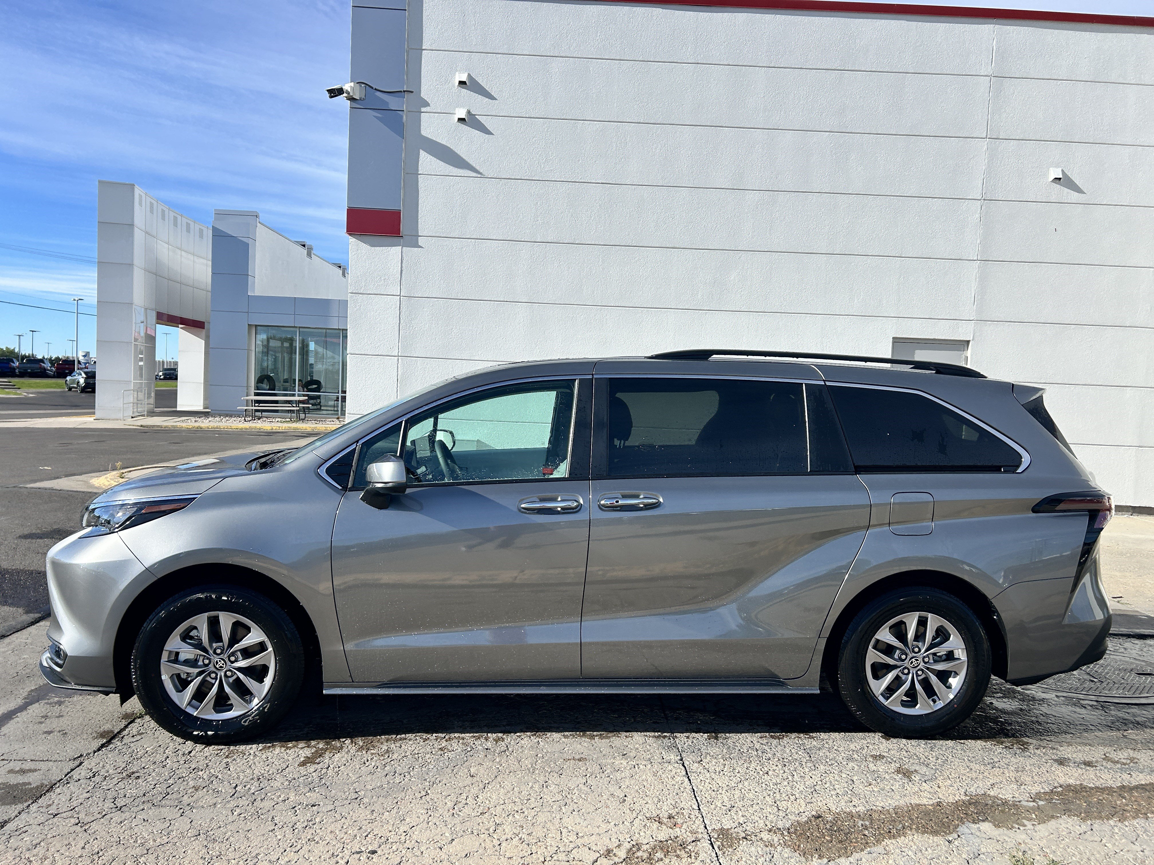 Used 2026 Toyota Sienna XLE AWD/4WD image 2