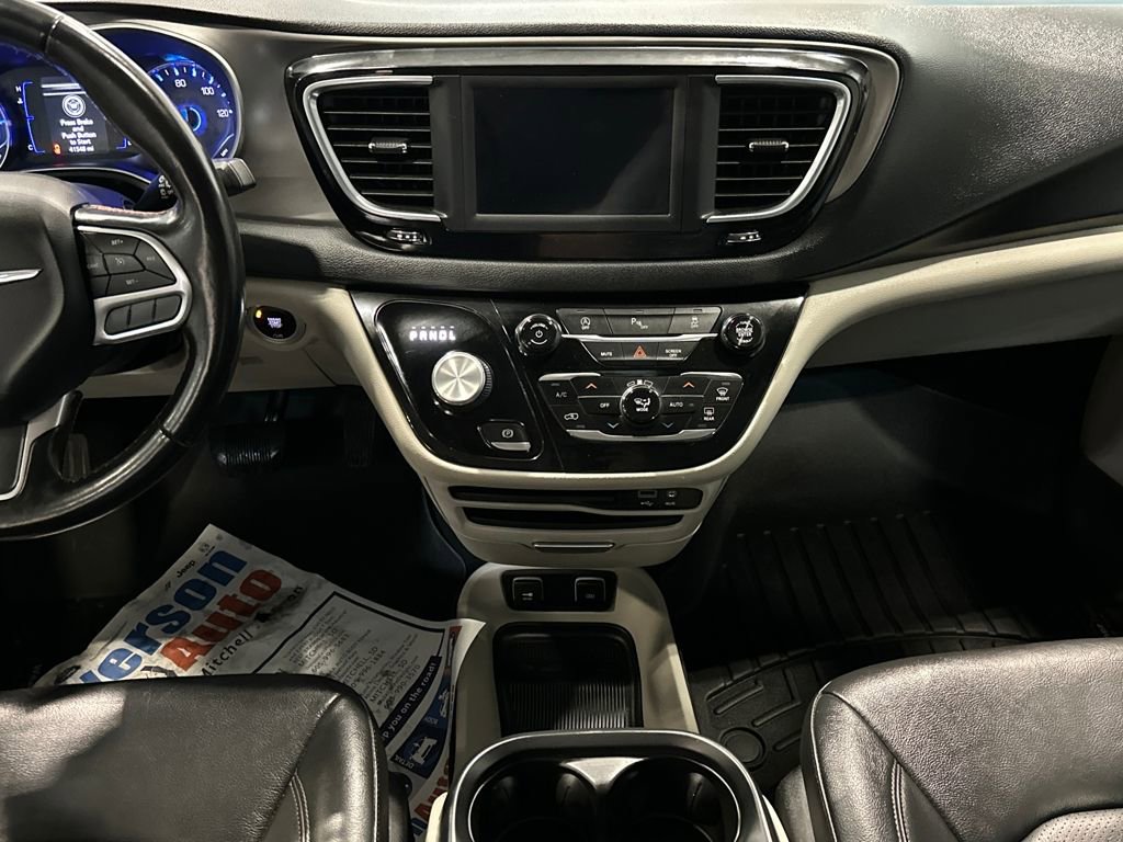 Used 2020 Chrysler Pacifica Touring-L FWD image 26