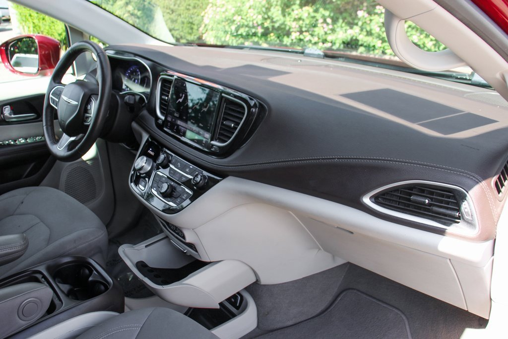 Used 2021 Chrysler Pacifica Touring w/ Uconnect Theater Family Group image 37