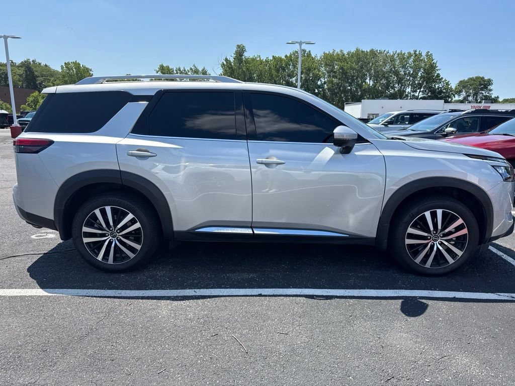 Certified 2025 Nissan Pathfinder Platinum w/ Black Appearance Package AWD/4WD image 4