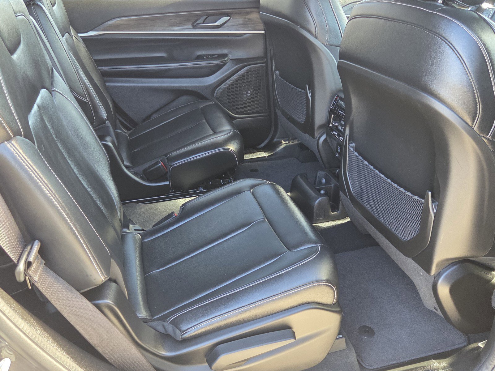 Used 2024 Jeep Grand Cherokee L Limited w/ Black Appearance Package image 10