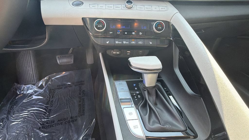 Used 2025 Hyundai Elantra Limited FWD image 21