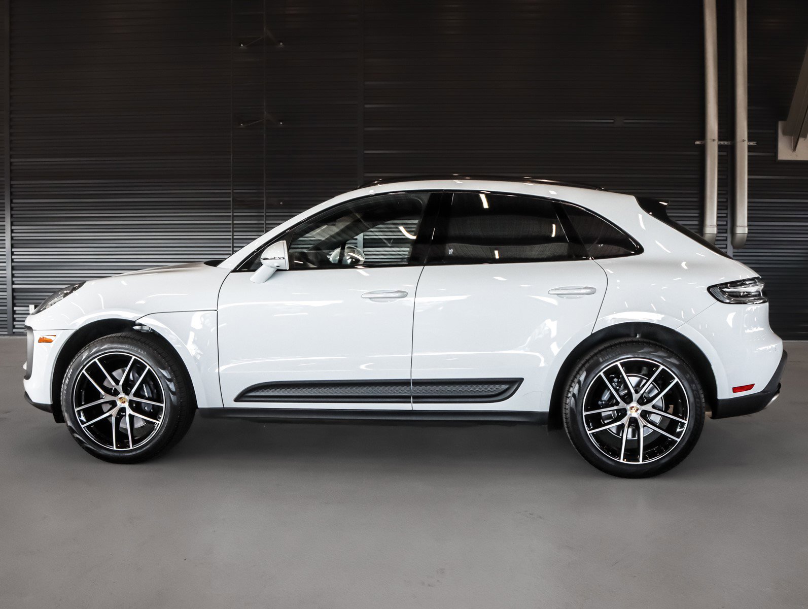 Used 2025 Porsche Macan image 2