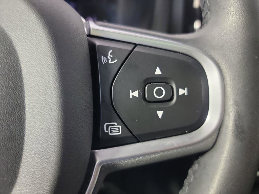 Used 2022 Volvo XC60 B5 Momentum w/ Advanced Package image 27