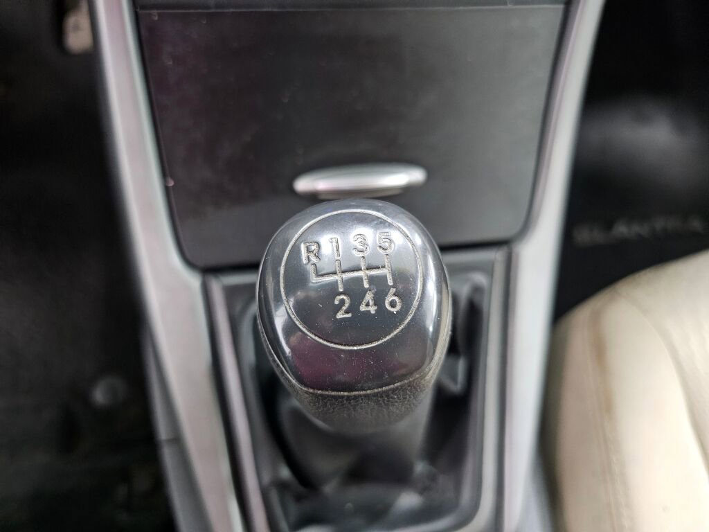 Used 2015 Hyundai Elantra SE FWD image 21