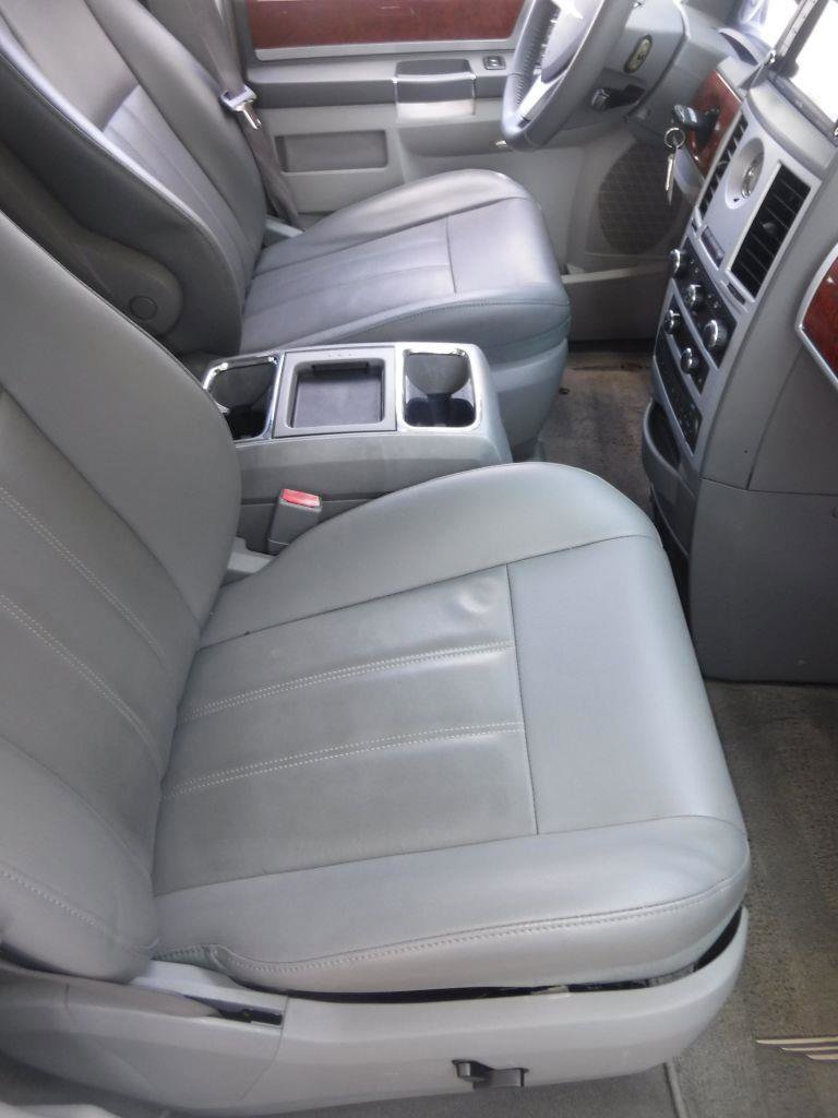 Used 2009 Chrysler Town & Country Touring image 18
