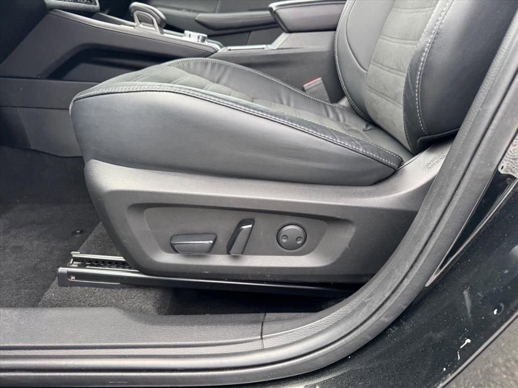 Used 2023 Mitsubishi Outlander SE AWD/4WD image 16