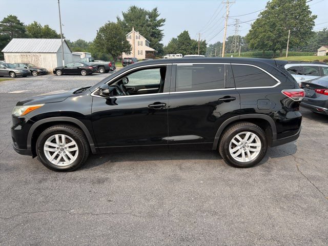 Used 2016 Toyota Highlander LE FWD image 2