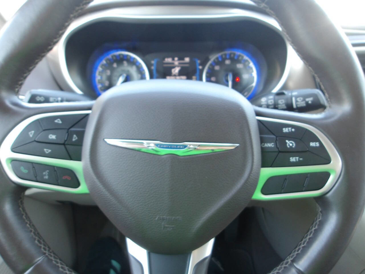 Used 2017 Chrysler Pacifica Touring-L FWD image 13