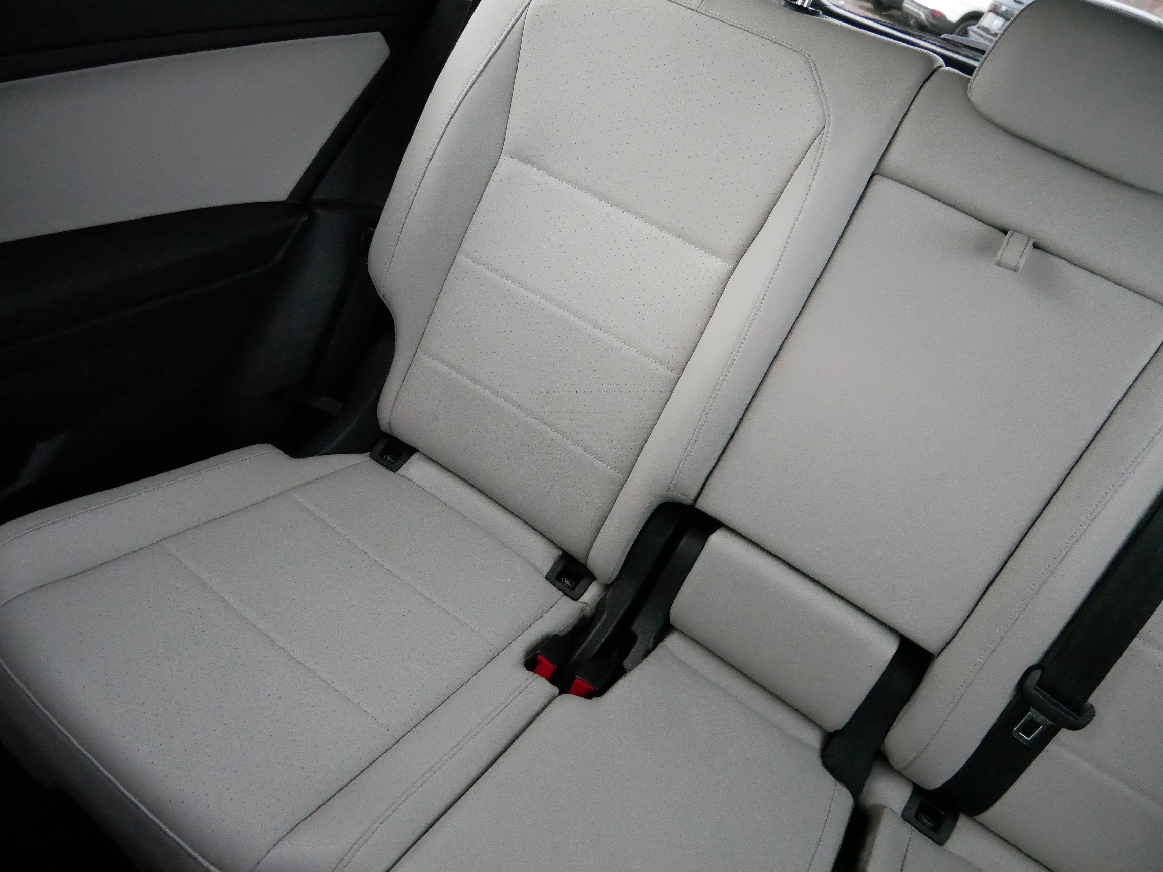 Used 2021 Volkswagen Tiguan SE w/ Panoramic Sunroof Package image 12