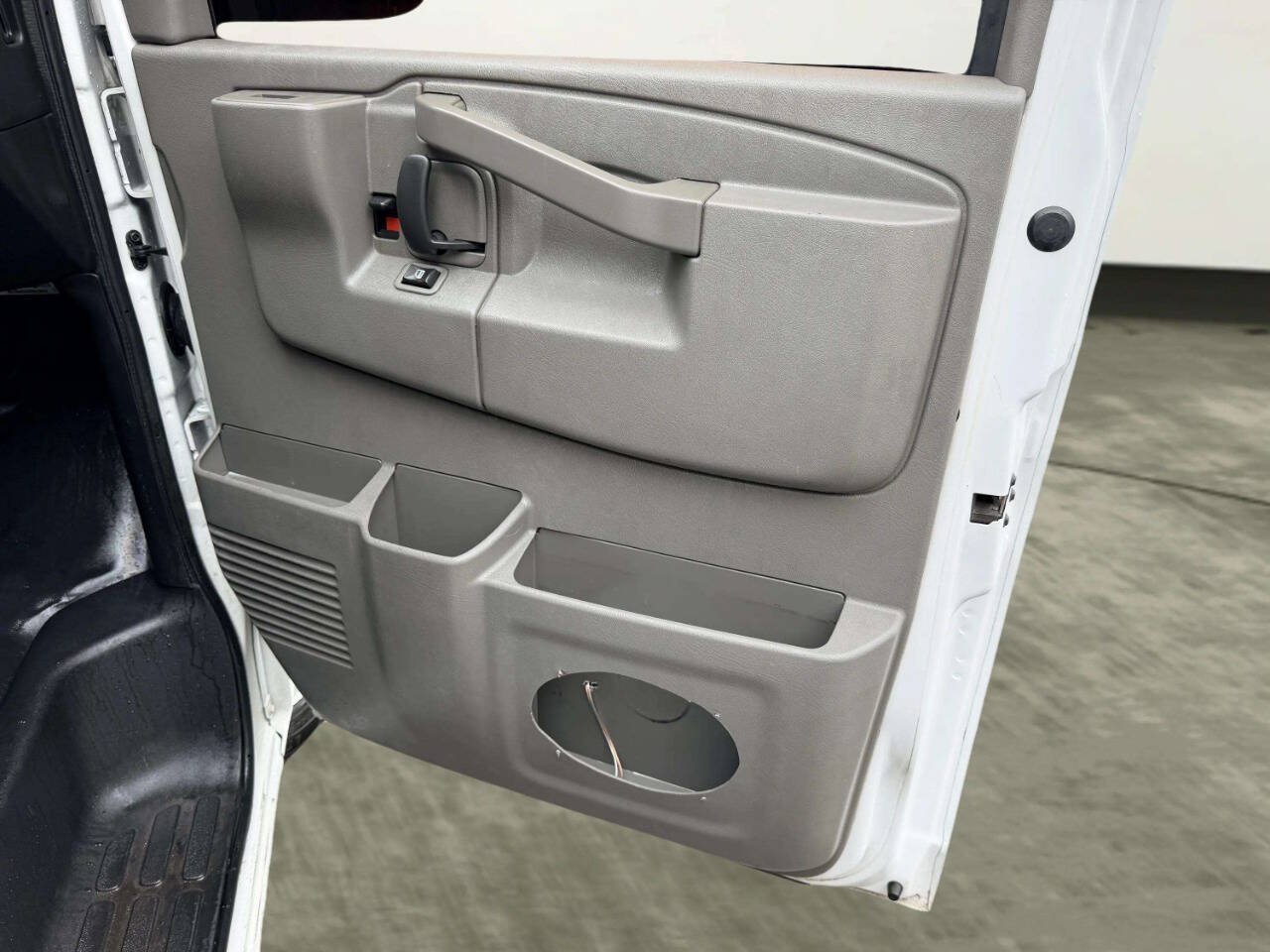 Used 2018 Chevrolet Express 2500 RWD image 24