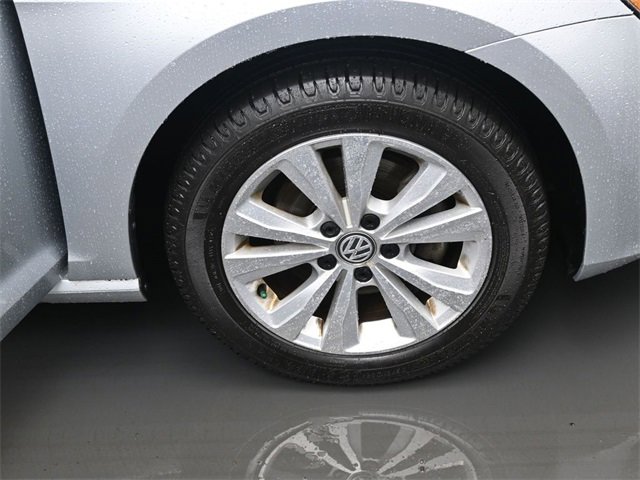 Used 2017 Volkswagen Golf S image 34